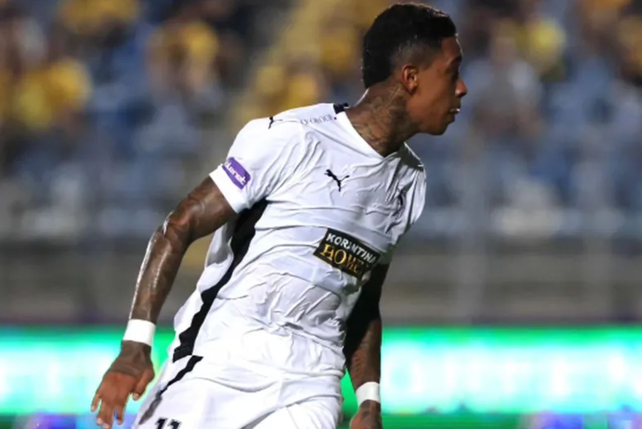 Alef Manga em ação pelo Pafos