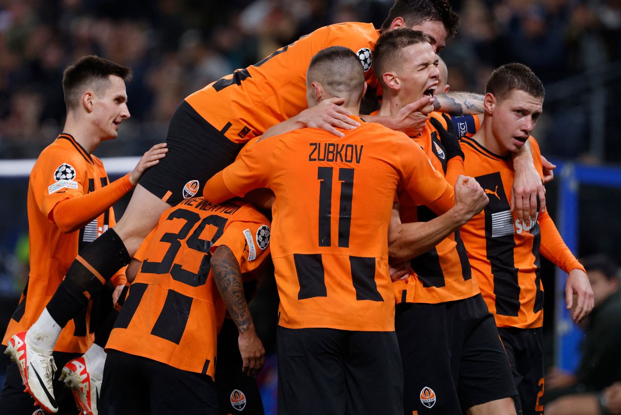 Jogadores comemoram gol contra o Barcelona