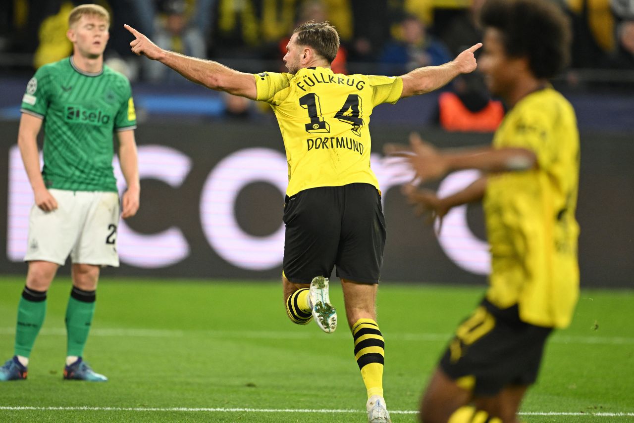 Atacante do Borussia comemorando primeiro gol