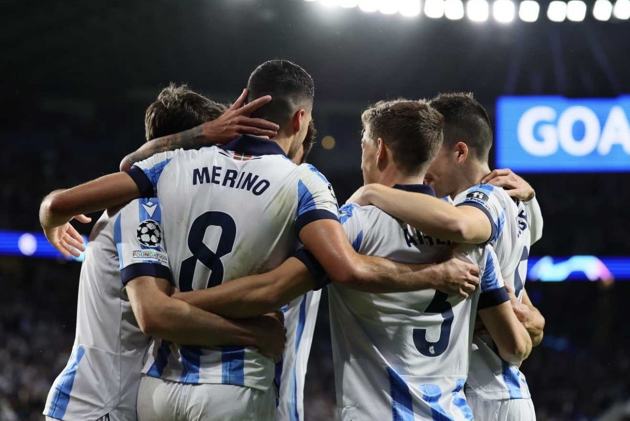 Jogadores da Real Sociedad comemoram um dos gols