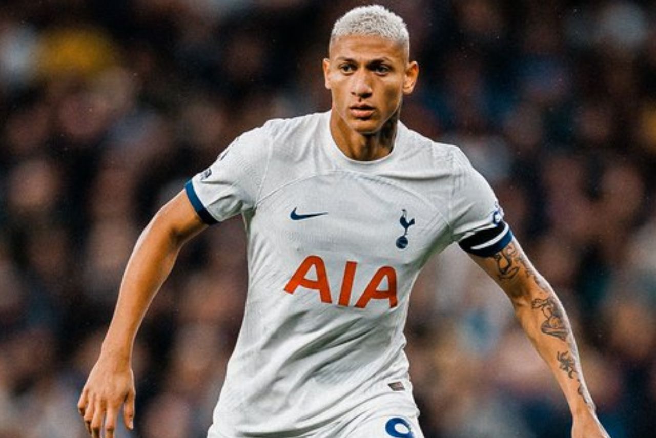 Richarlison em campo pelo Tottenham