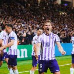 Jogadores comemoram histórica vitória contra o Liverpool