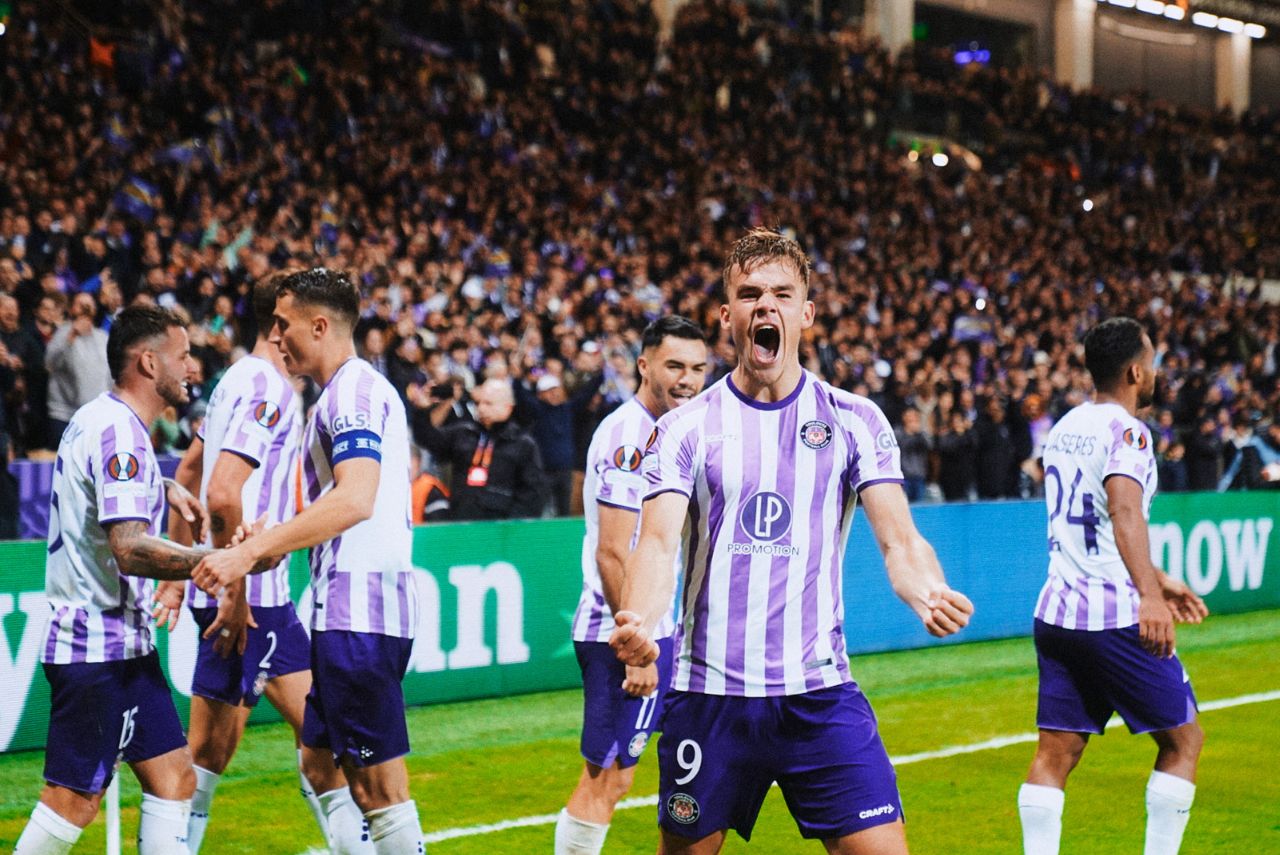 Jogadores comemoram histórica vitória contra o Liverpool