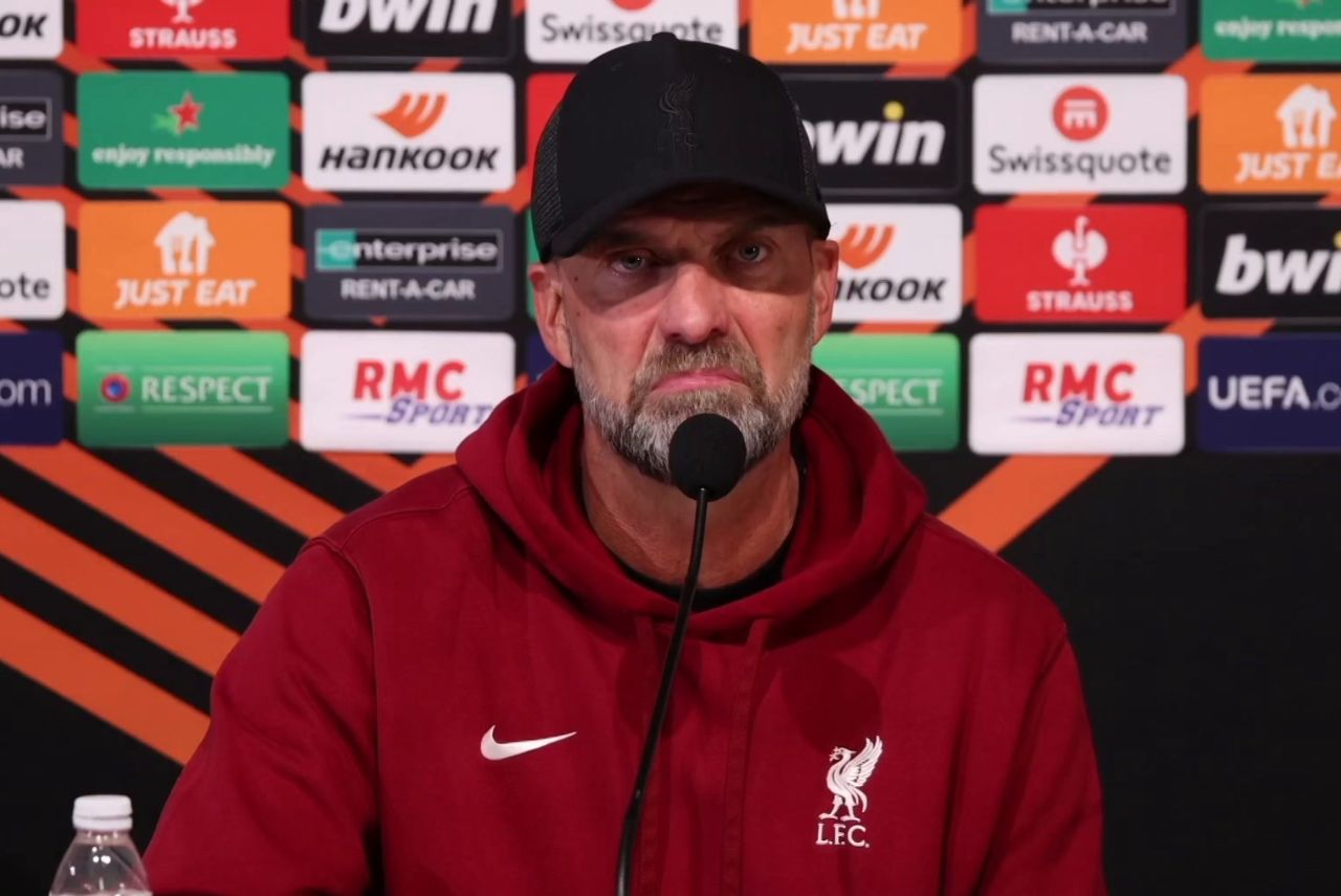Treinado do Liverpool em coletiva na Espanha