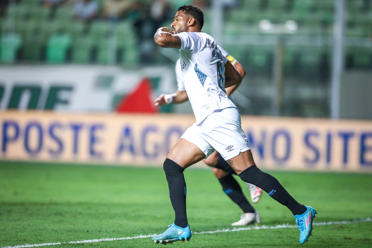 Reinaldo comemorando gol pelo Grêmio