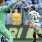 Romero comemorando importante gol do Corinthians