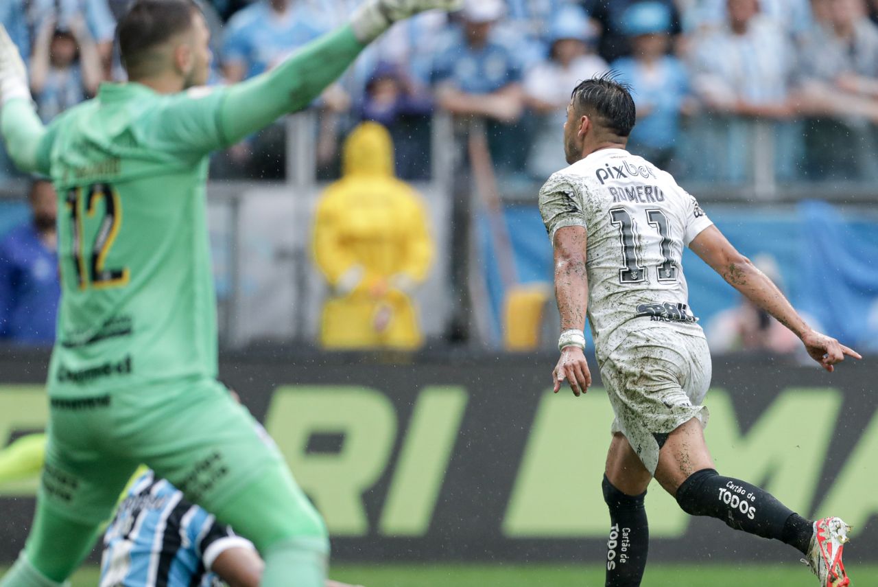 Romero comemorando importante gol do Corinthians