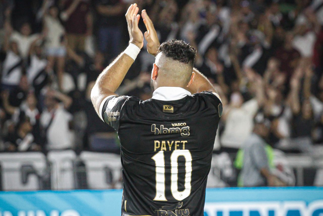 Payet comemorando a vitória com a torcida do Vasco