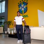 Endrick em chegada a Granja Comary