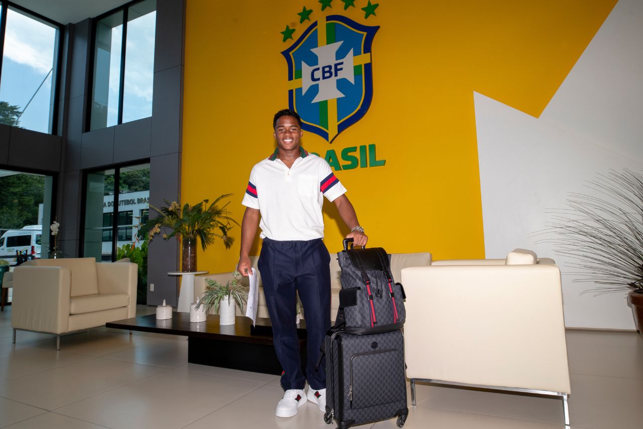 Endrick em chegada a Granja Comary