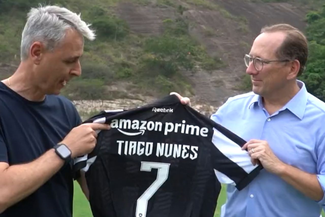 Novo treinador ao lado do dono do Botafogo