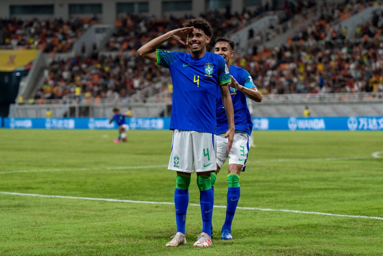 Zagueiro Da Mata celebrando o segundo gol do Brasil