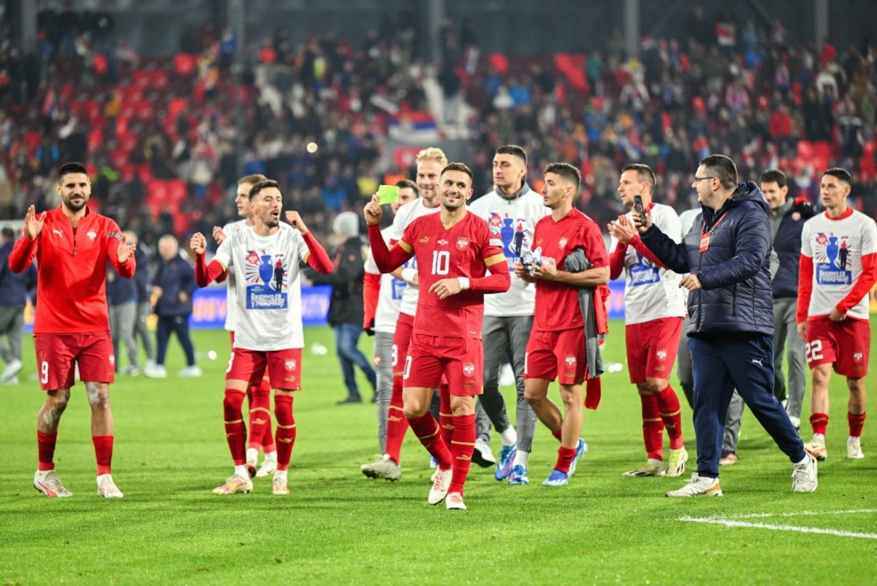 Jogadores da Sérvia comemoram classificação