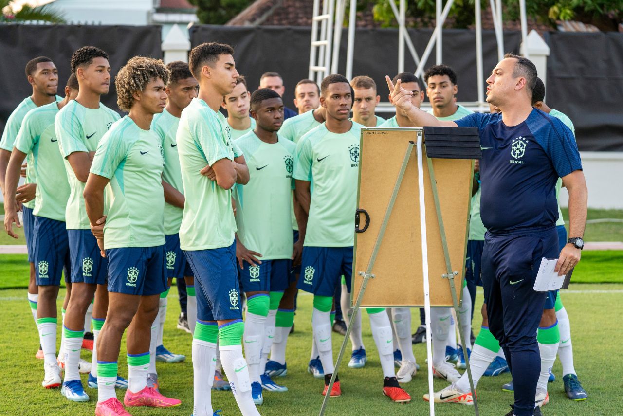 Treinador Phelipe Leal passando instruções aos atletas do Brasil