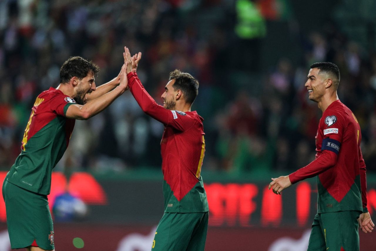 Jogadores de Portugal comemoram o segundo gol