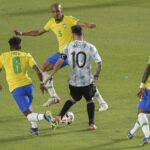 Messi em ação contra o Brasil em 2022