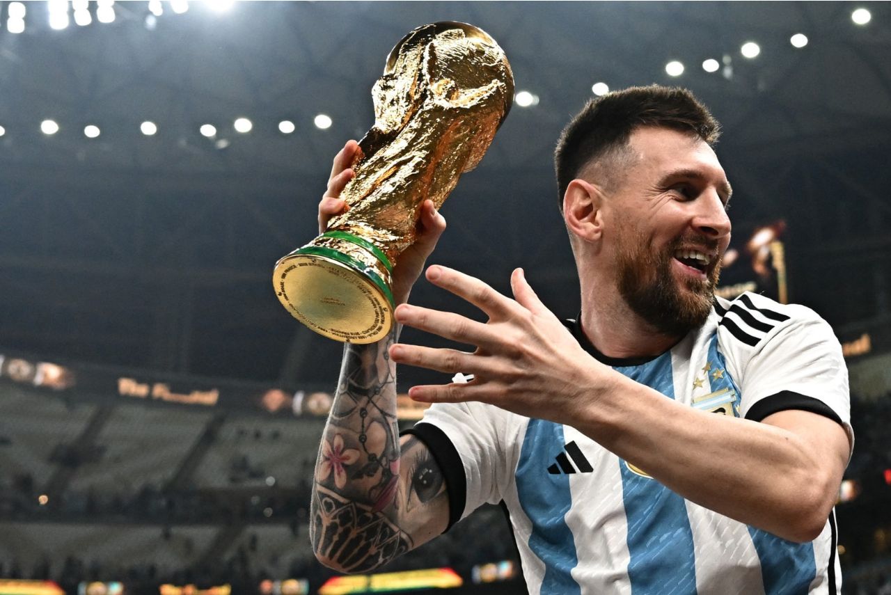 Messi com a taça da Copa do Mundo