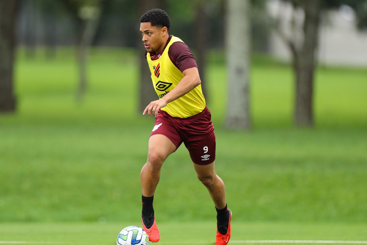 Vitor Roque em treino do Athletico-PR nesta segunda (20)