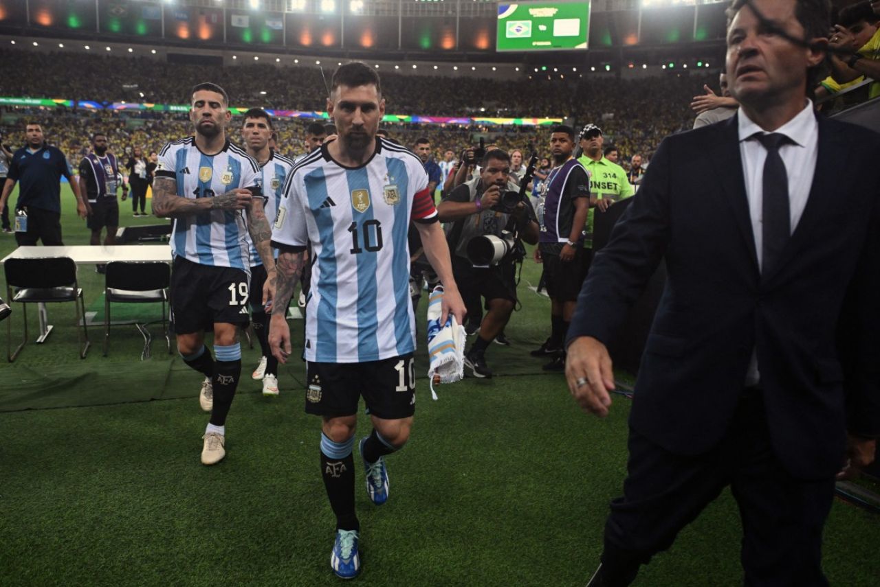 Messi, craque da Argentina, deixando o campo
