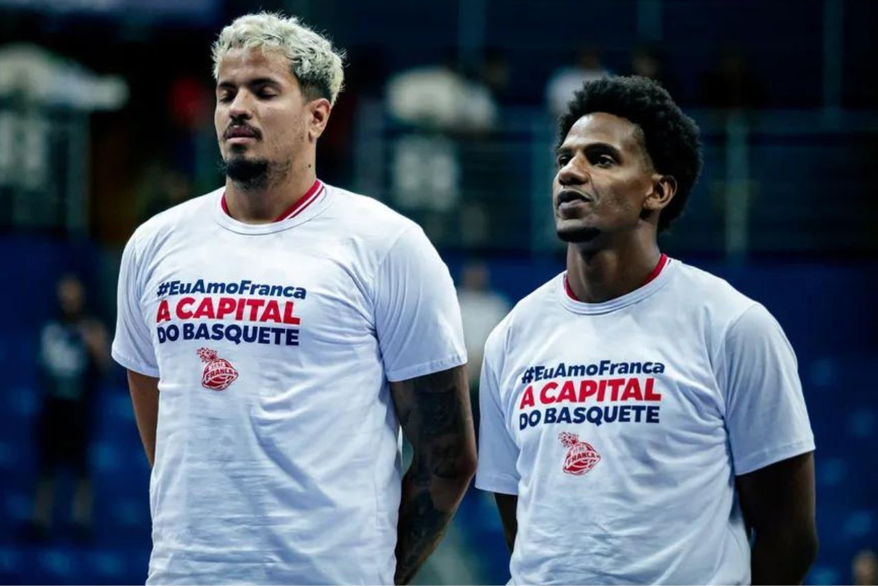 Atletas usaram camisa em homenagem à cidade (Foto: Sesi Franca Basquete/Divulgação)