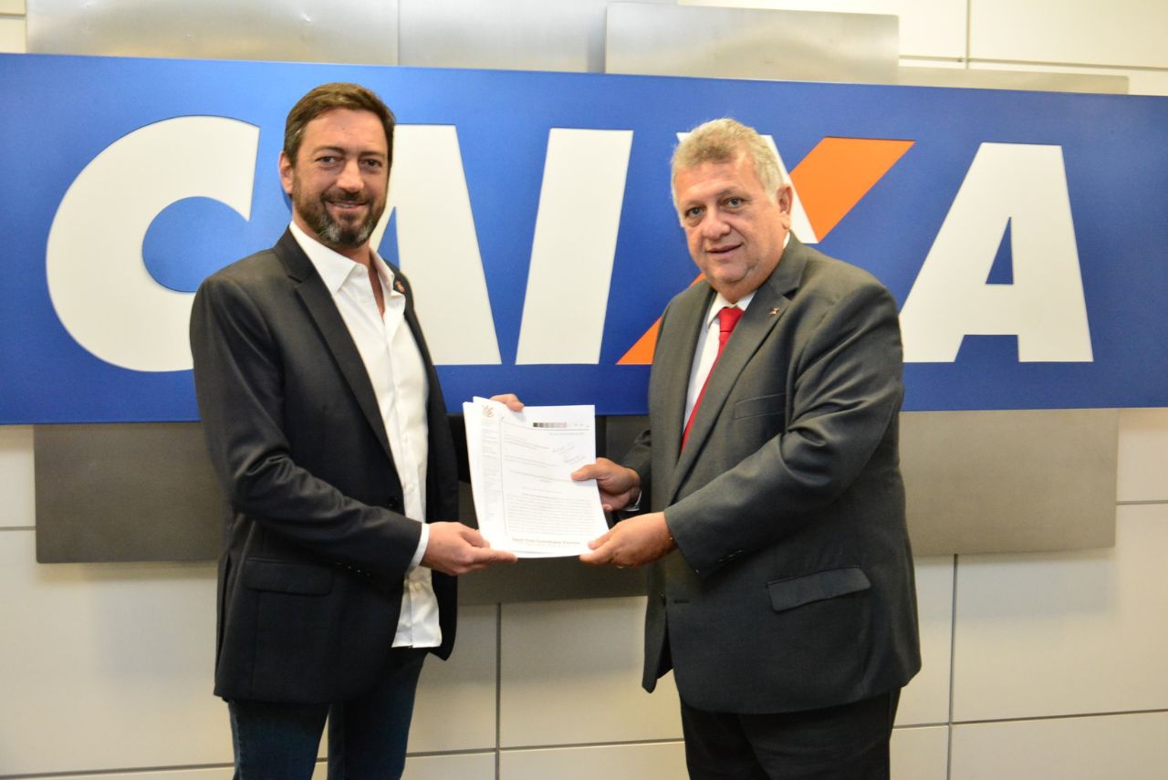 Presidente do Corinthians, Duilio Monteiro (esq.) esteve presente na negociação (Foto: X/Reprodução)