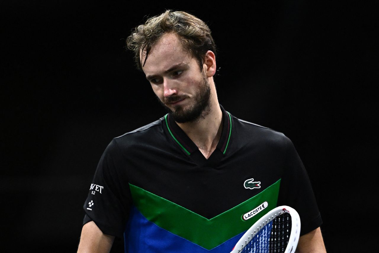 Daniil Medvedev foi derrotado por Grigor Dimitrov no Masters 1000 de Paris (Foto: Julien de Rosa/AFP)