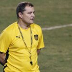 Diego Aguirre fará terceira passagem como treinador do Peñarol (Foto: Nelson Almeida/AFP)