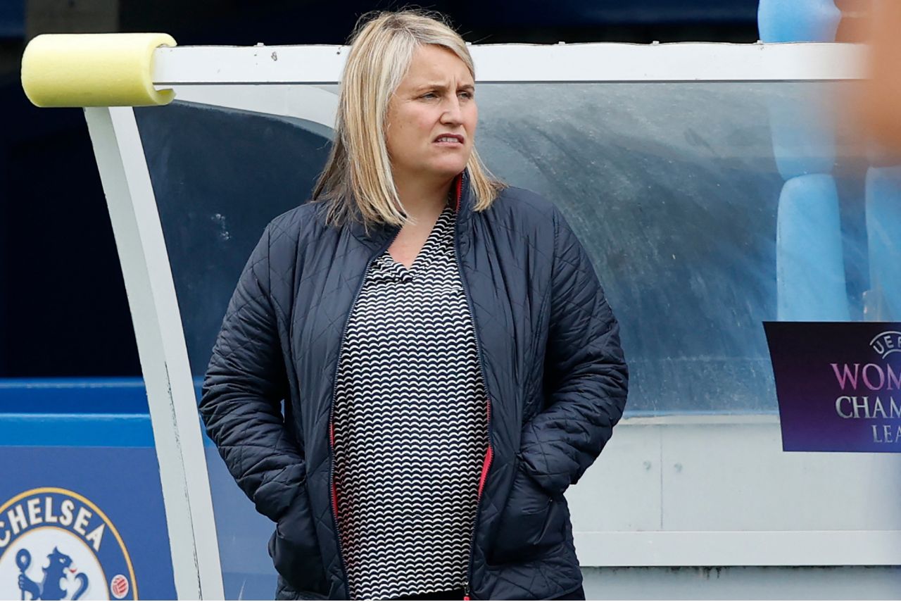Emma Hayes no comando do Chelsea em partida da Liga dos Campeões (Foto: Adrian Dennis/AFP)