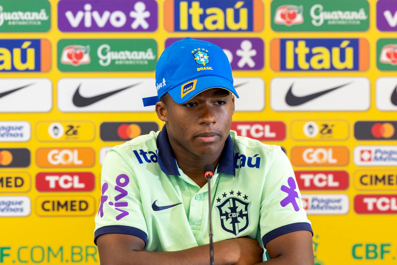 Endrick durante coletiva