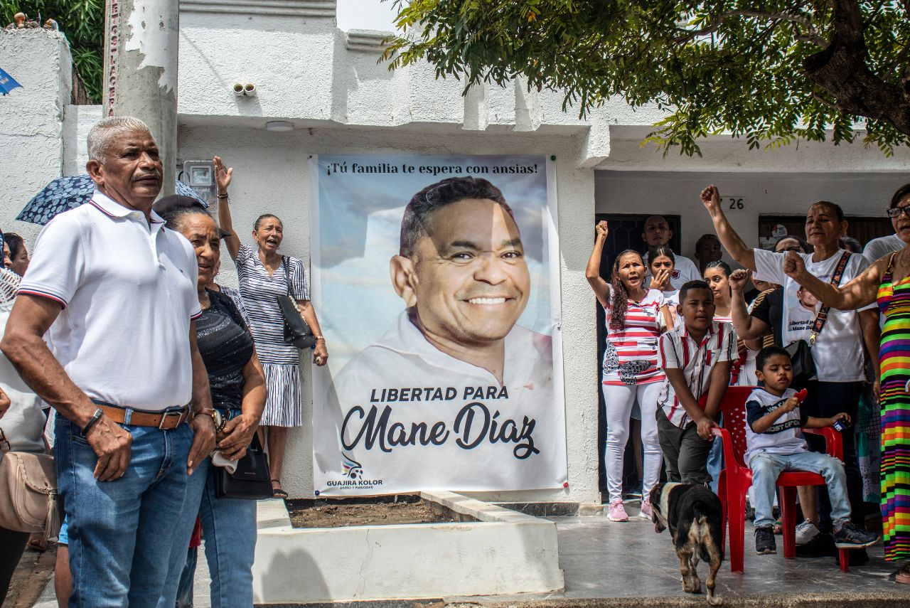 Familiares e amigos em ato pela liberdade do pai de Luis Díaz (Foto: Lismari Machado/AFP)