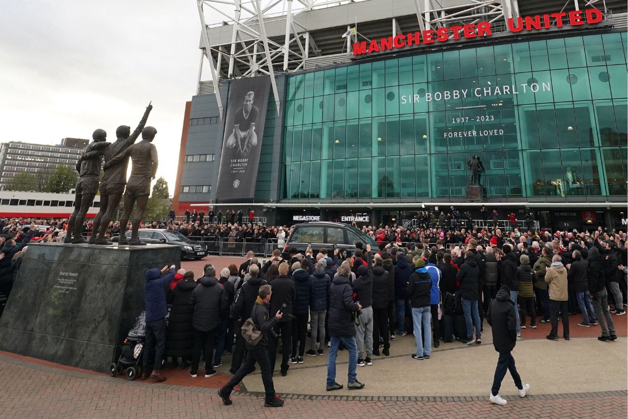 Cortejo funerário de Bobby Charlton em frente ao Old Trafford (Foto: David Davies/Pool/AFP)