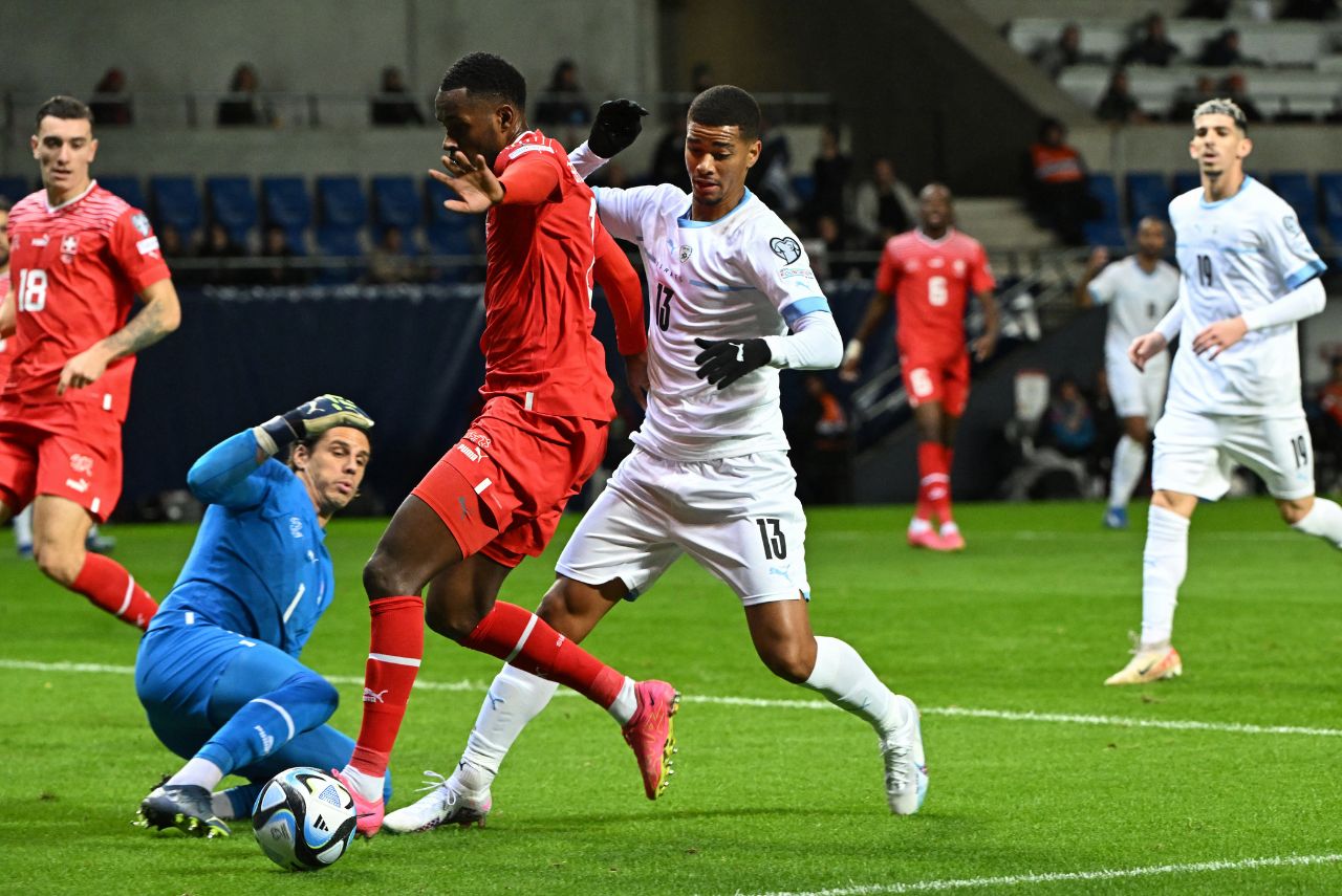 Israel e Suíça ficaram no empate (Foto: Attila Kisbenedek/AFP)