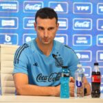 Lionel Scaloni, técnico da Seleção Argentina, em entrevista coletiva (Foto: X/Reprodução)