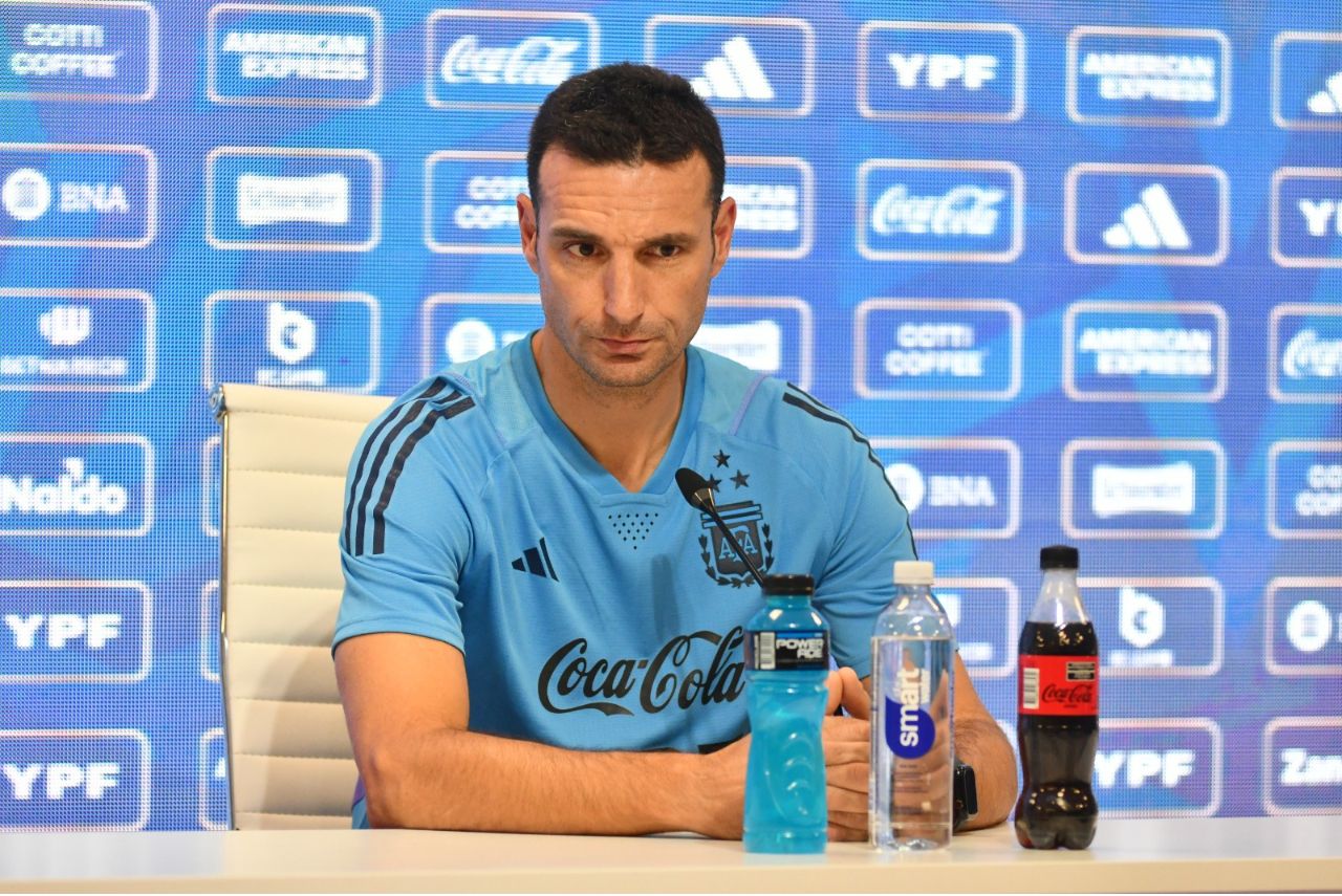 Lionel Scaloni, técnico da Seleção Argentina, em entrevista coletiva (Foto: X/Reprodução)