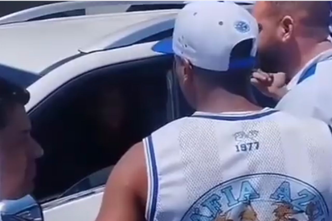 Torcedores do Cruzeiro abordaram jogadores na Toca da Raposa (Foto: X/Reprodução)