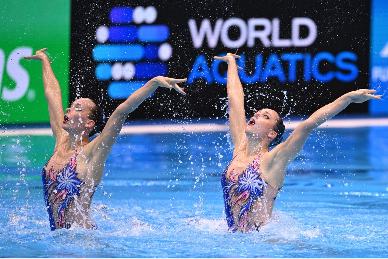 Maryna e Vladyslava Alekssiva, da Ucrânia, no Mundial Aquático de 2023, em Fukuoka (Foto: Yuichi Yamazaki/AFP)