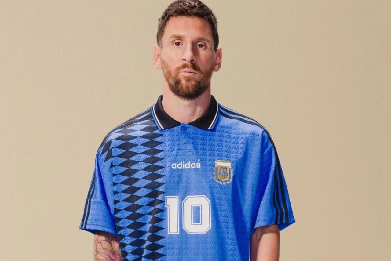 Messi com o uniforme da Seleção Argentina de 1994 (Foto: Adidas/Divulgação)
