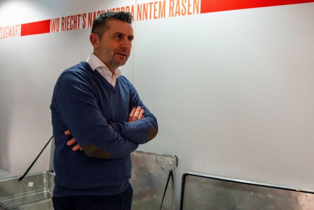 Nenad Bjelica em visita ao estádio do Union Berlin (Foto: X/Reprodução)