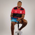 Paris Johnson Jr. com a camisa do Flamengo