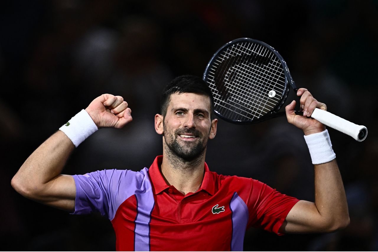 Novak Djokovic na vitória contra Etcheverry no Masters 100 de Paris (Foto: Julien de Rosa/AFP)
