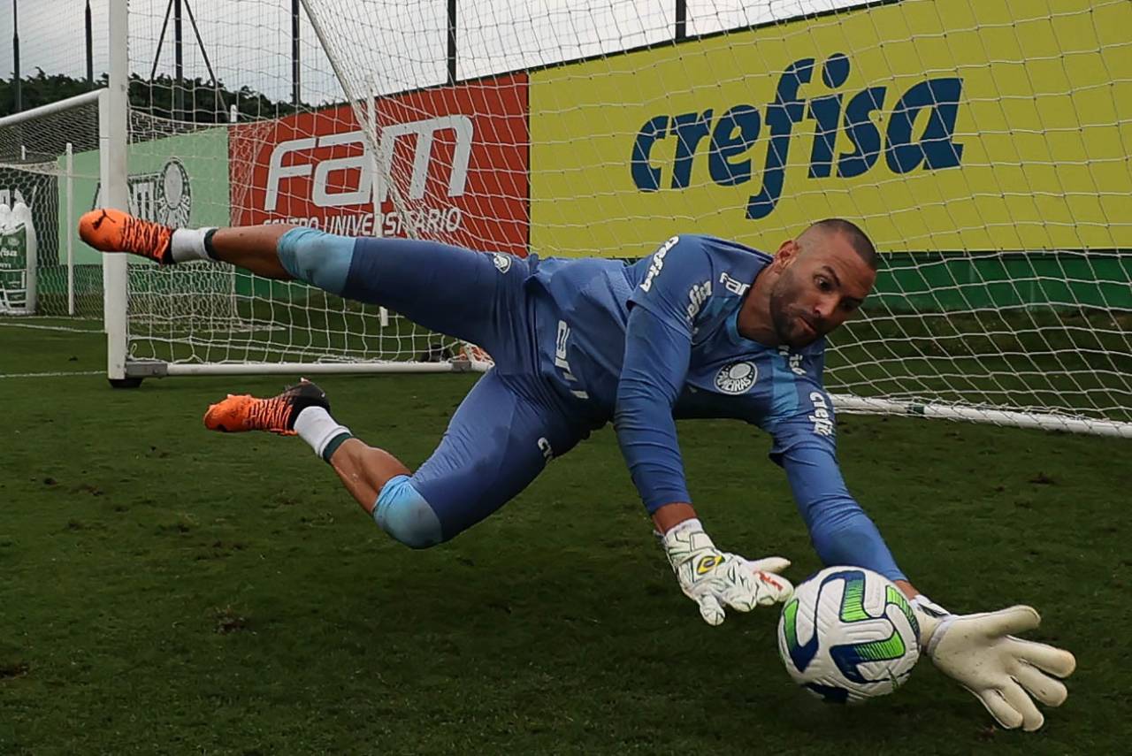 Weverton no treino do Palmeiras