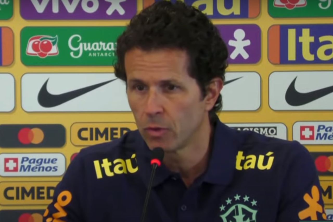 Rodrigo Lasmar, médico da Seleção Brasileira, em entrevista coletiva (Foto: YouTube/Reprodução)