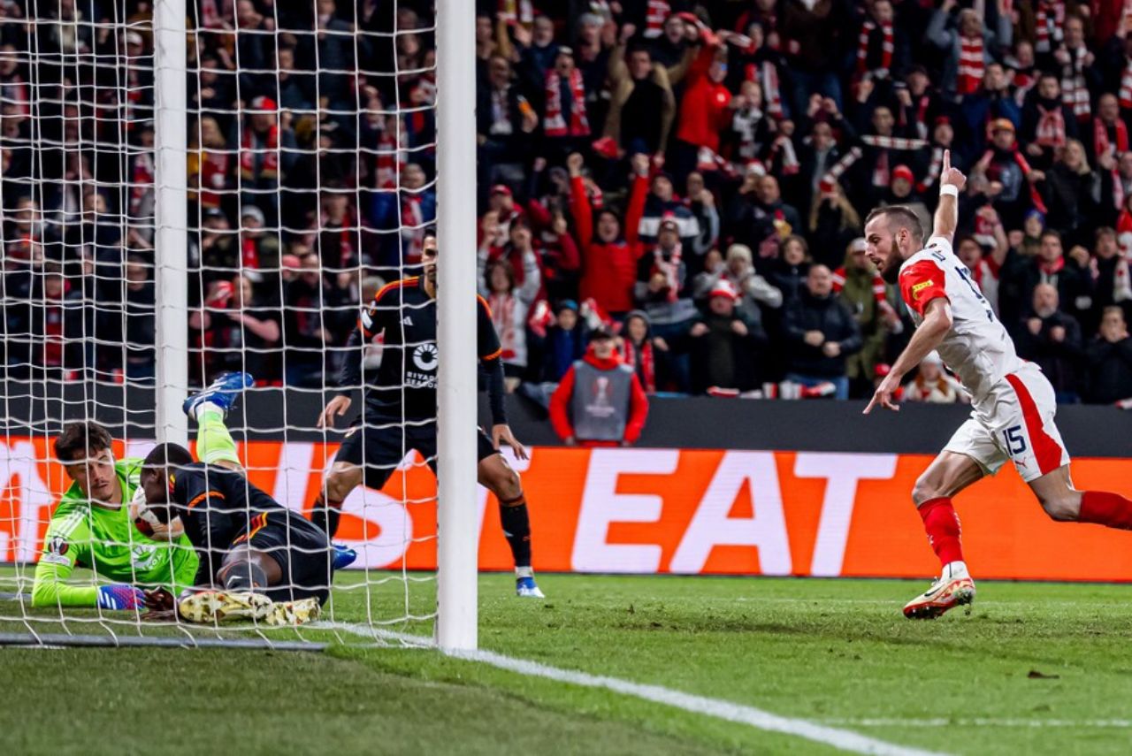 Jurecka marcou o primeiro na vitória do Slavia Praga sobre a Roma (Foto: X/Reprodução)