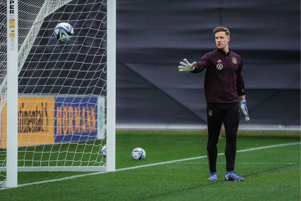 Goleiro Ter Stegen sentiu dores nas costas e retornará ao Barcelona (Foto: X/Reprodução)