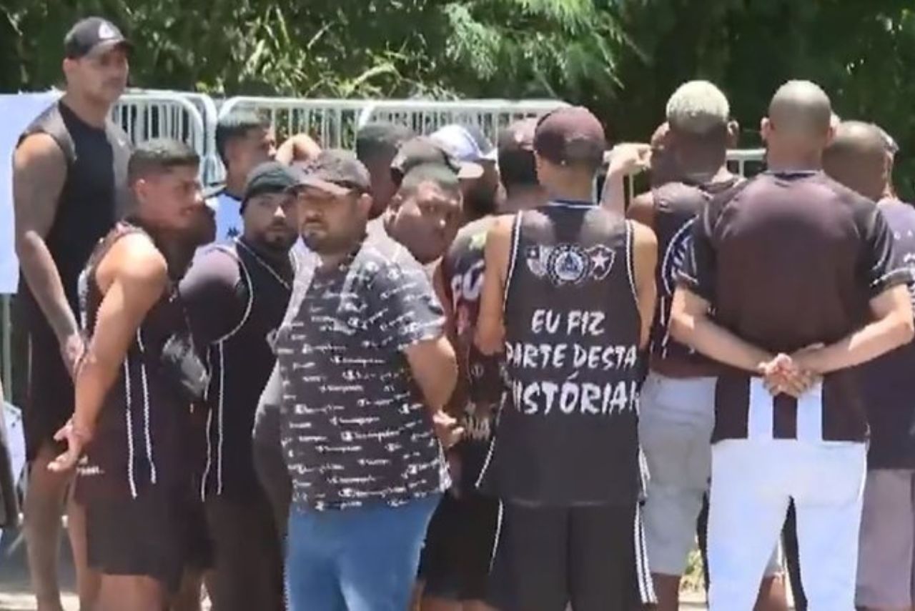 Torcedores do Botafogo protestaram no CT do clube (Foto: TV Record/Reprodução)