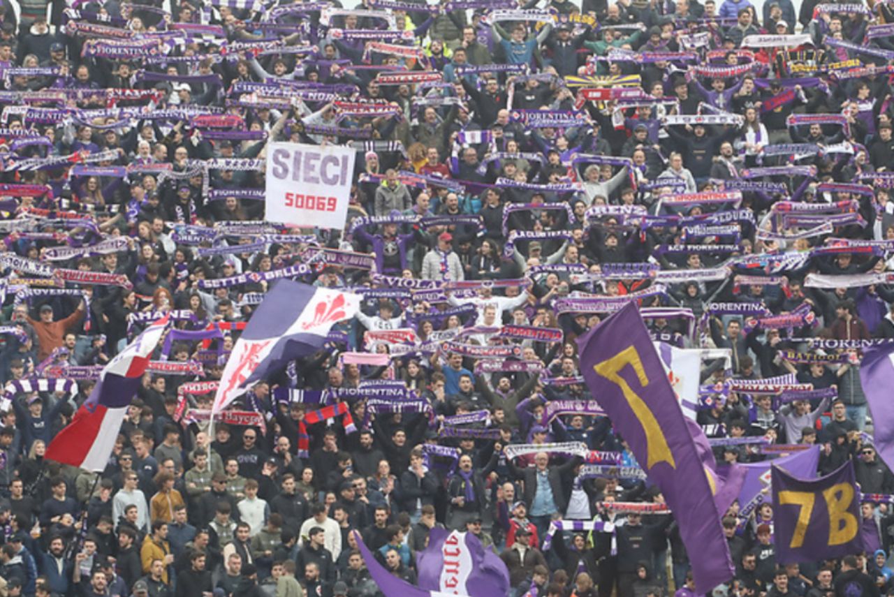 Torcida da Fiorentina entoou cânticos racistas no jogo contra a Juventus (Foto: ACF Fiorentina/Divulgação)