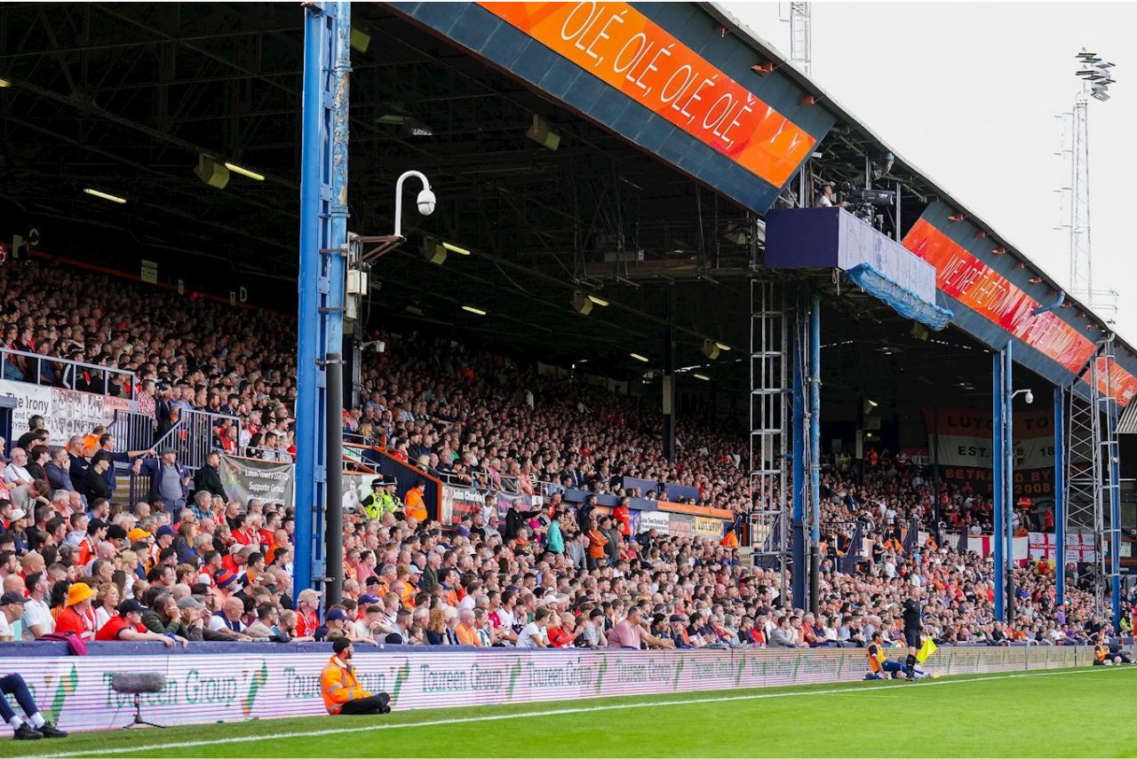 Premier League repudiou cantos de torcida do Luton Town (Foto: Luton Town FC/Divulgação)