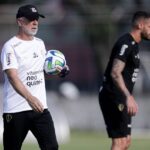 Mano Menezes durante o treino do Corinthians nesta segunda-feira (27)