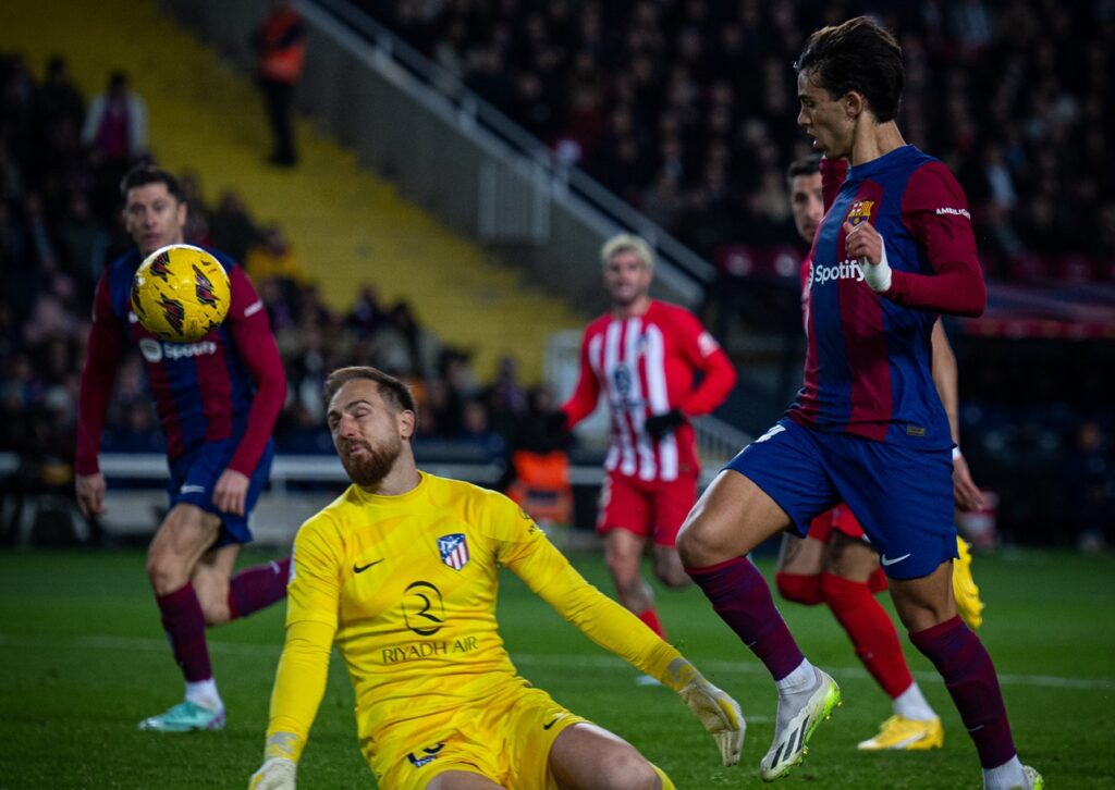 Barcelona vence Atlético de Madrid (1-0) com gol de João Félix e é 3º no Espanhol