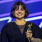 Bruna Alexandre com troféu do Prêmio Paralímpicos 2023